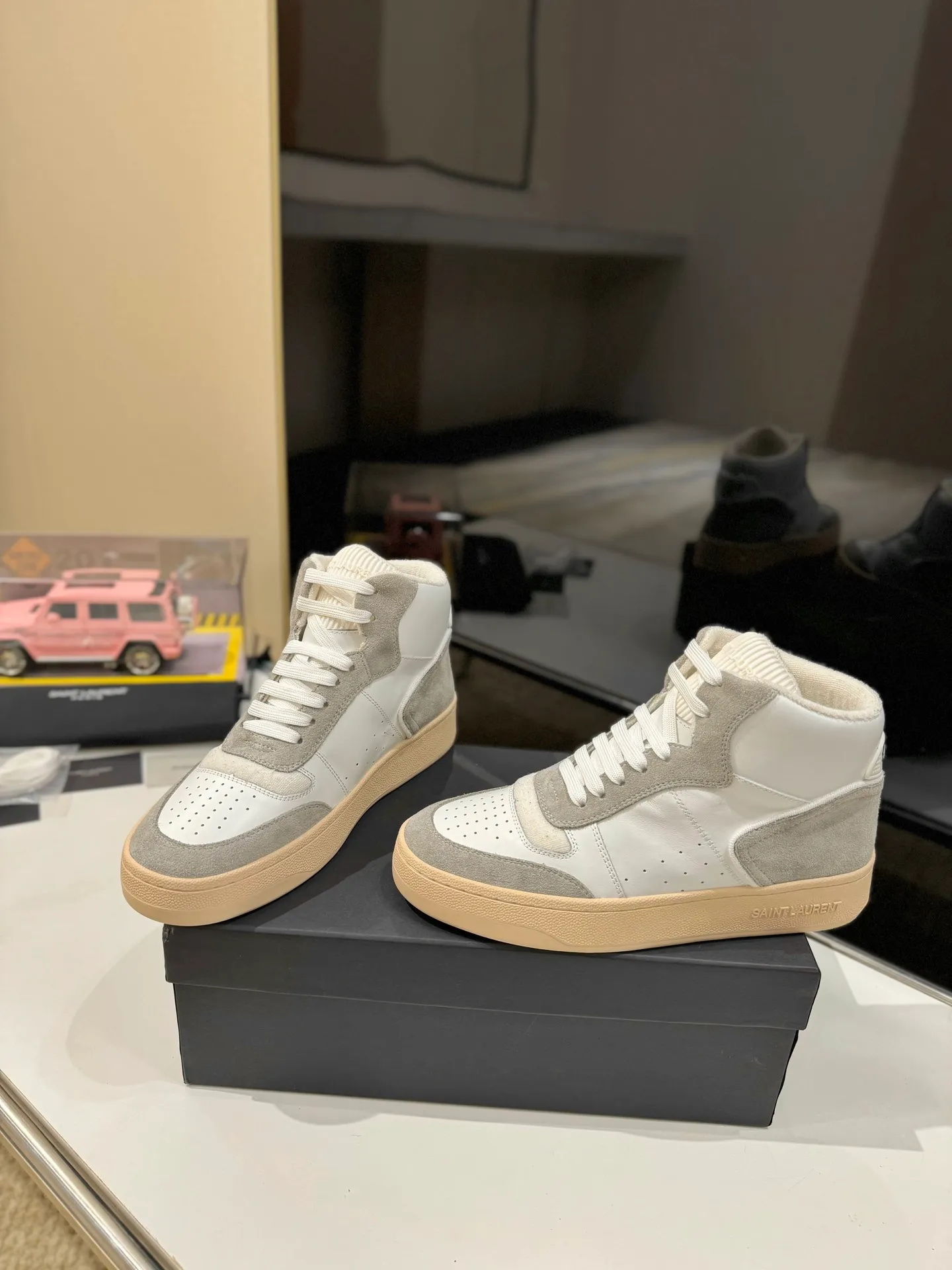 👟👟Ex-factory price 680👟👟 [High version for couples] YSL SAINT LAURENT Yves Saint Laurent SL61, the latest popular casual series in spring and summer...👍👍 Yves Saint Laurent SL61, original purchase, 1:1 replica, fresh blood injection and casual retro design, super good-looking and versatile, the upper is made of cowhide punching and splicing, the upper is super soft , lightweight and comfortable to match with sweatshirts, it is recommended to have one pair in each hand😁 ✅Fabric: Original customized cowhide ➕Punching process ➕Last process ✅Inner lining: Original towel lining ✅Feet: Original customized cowhide ✅Outsole: Original molded two-color bottom ✅Packaging: Original full set of packaging ✅Code number: 35-46 (Female 41.42. Male 38.45.46 Customized, non-returnable)
